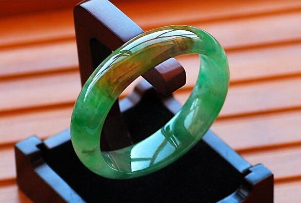 翡翠手镯的价格要多少 用来作为传统的传家宝保平安   第2张