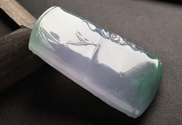 翡翠带紫带绿叫什么？和绿色翡翠相比价格贵吗？   第2张