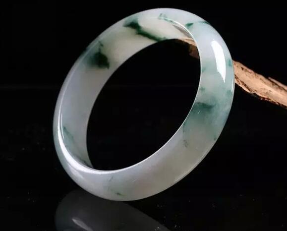 2万以上的翡翠手镯怎么样 不会挑选等于白忙活 第1张