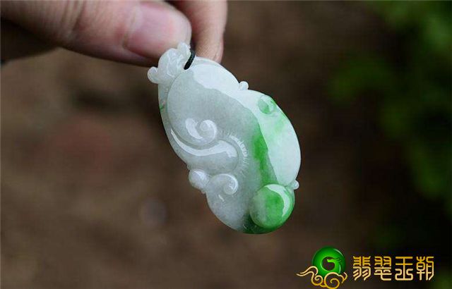 白色背景青翡翠非常值得选购吗？原先它的长相那么高！   第1张