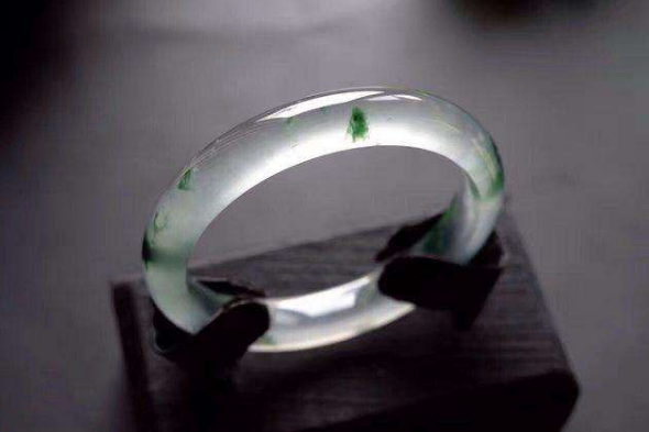 普通翡翠手镯多少钱?普通人能不能消费得起?   第2张