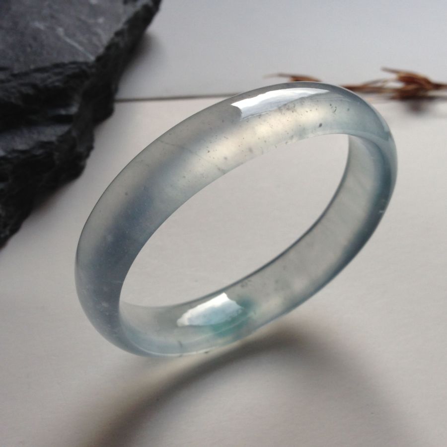 白色冰种翡翠手镯价格高吗?这么贵的宝贝要如何挑选? 第1张