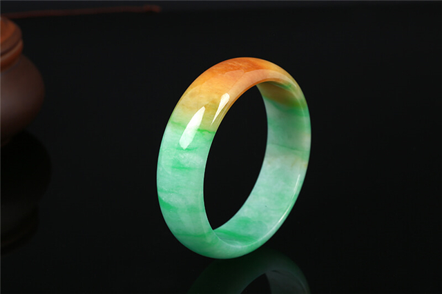 翡翠手镯可以两只手都戴吗？原来它还有这样的说法！   第1张