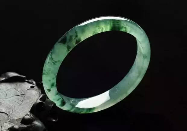 翡翠手镯上有黑色斑块是什么？你知道翡翠手镯的三不买吗？   第1张