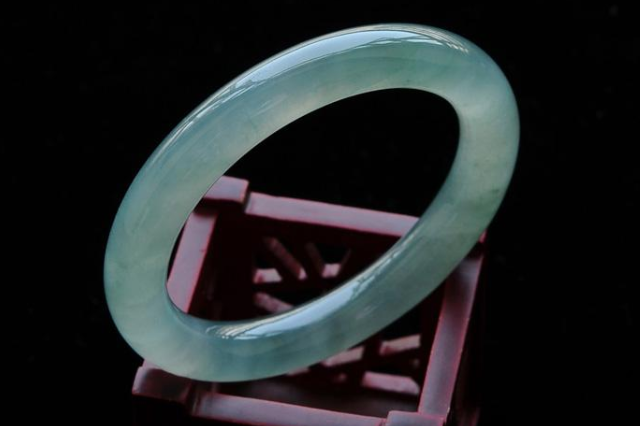 翡翠镯子的资格证书可靠吗？不得不信，不能尽信！   第1张