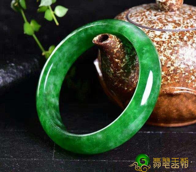 配戴翡翠的益处有什么 配戴翡翠有什么功效 