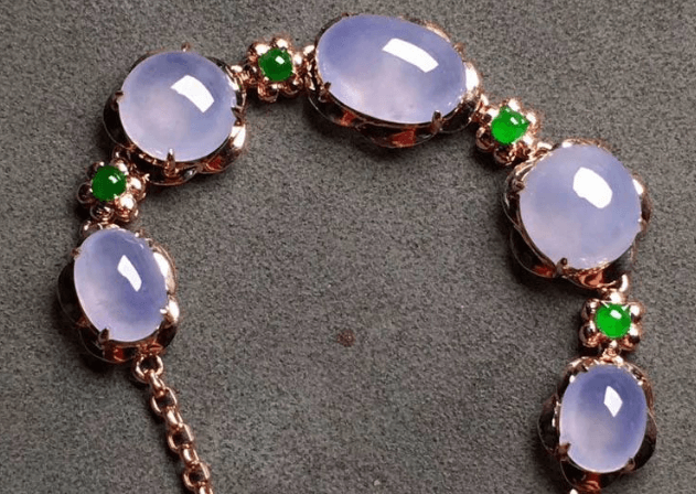 年轻女孩适合戴翡翠吗？选择正确的款式非常重要！   第2张