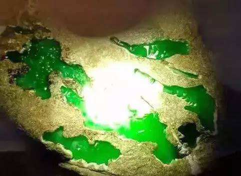 翡翠藕粉种翡翠的真伪辨别方法   第1张