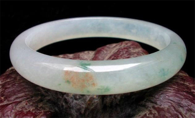 翡翠手镯可以两只手都戴吗？原来它还有这样的说法！   第2张