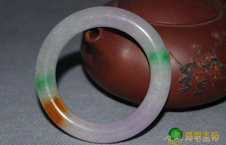 三色翡翠玉镯子好么？你对它掌握是多少   第1张