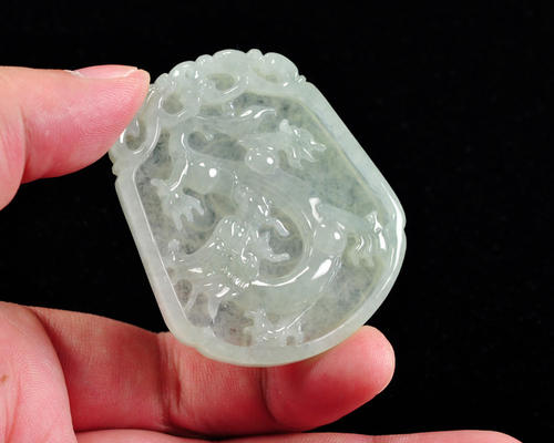 女生戴的翡翠龙凰牌怎么样？翡翠中怎样反映花开富贵的喻意？   第1张