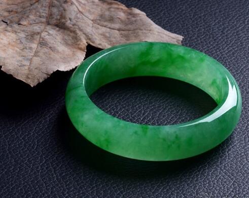 一只天然的翡翠手镯价格多少 自然低不到哪去   第1张