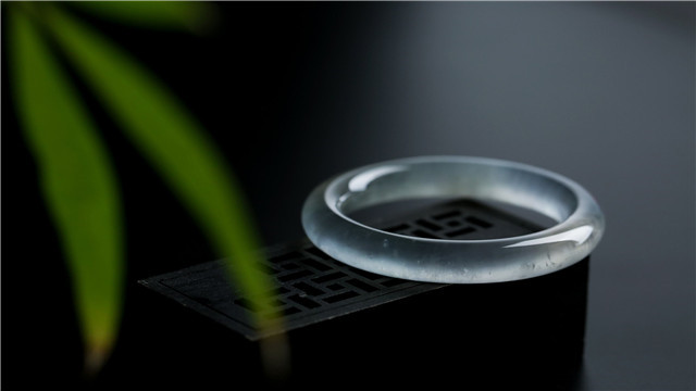 无色冰种翡翠手镯价格高吗？我们一起来估估价！   第2张