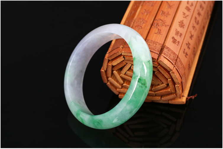 你别不信！这样购买翡翠手镯，可免去90%的意外！   第2张