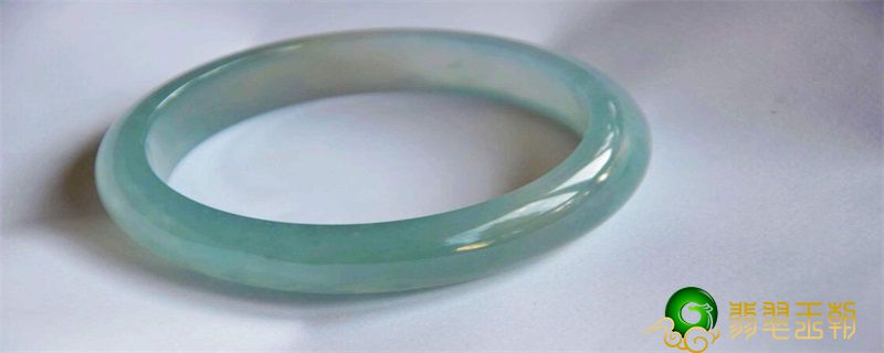 翡翠手镯会越戴越透吗 如何保养翡翠手镯方法你知道吗？   第1张