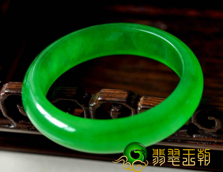 玻璃种帝王绿手镯要多少钱 玻璃种帝王绿手镯价钱 