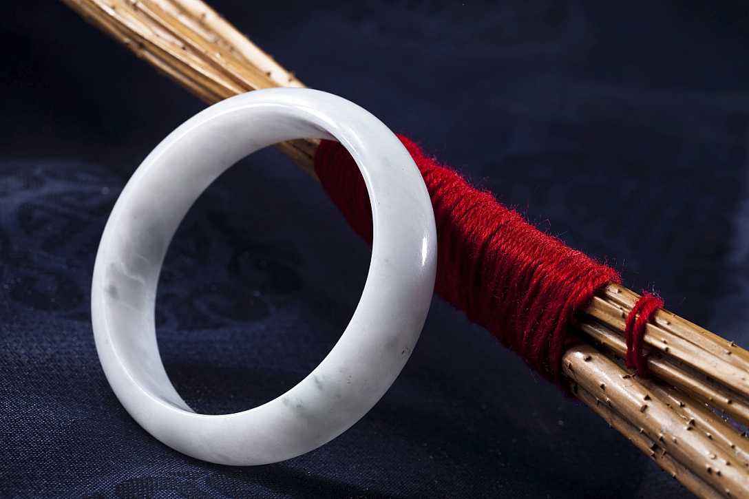 翡翠手镯鉴定怎样开展？如何鉴别质量的优劣？   第1张