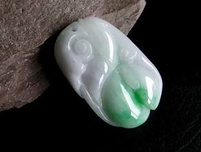 惊呆了！白底青翡翠还能制作成这种款式的吊坠！   第1张