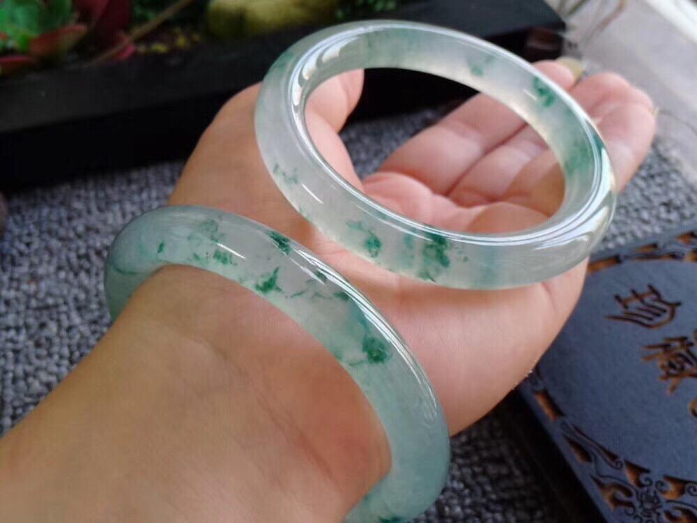 如何确定翡翠手镯价格？为何他们的价钱相差太大？   第3张