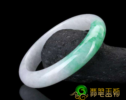 翡翠镯子应当戴在哪儿只手里才算是恰当的   第2张