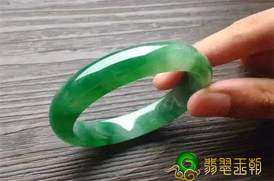 翡翠手镯会越戴越透吗 如何保养翡翠手镯方法你知道吗？   第2张
