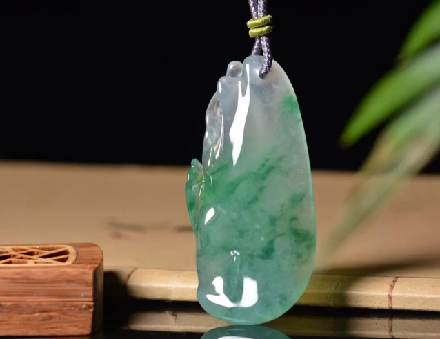 翡翠手把件为什么好玩？大师教你掌握窍门，把手把件价值翻倍！   第1张