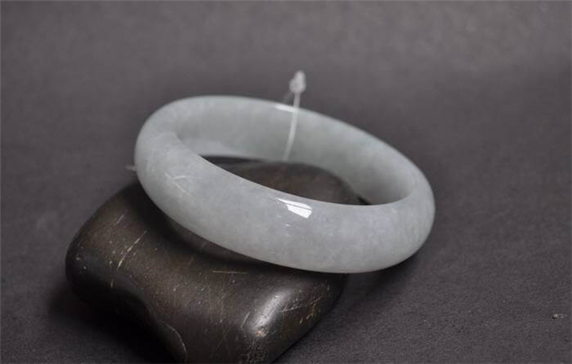 翡翠手镯是圆的好还是扁的好?看懂了才能买到好货! 第2张