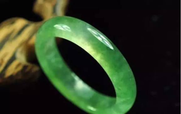 翡翠保养要点有哪些？翡翠一般多少钱可以买到   第1张