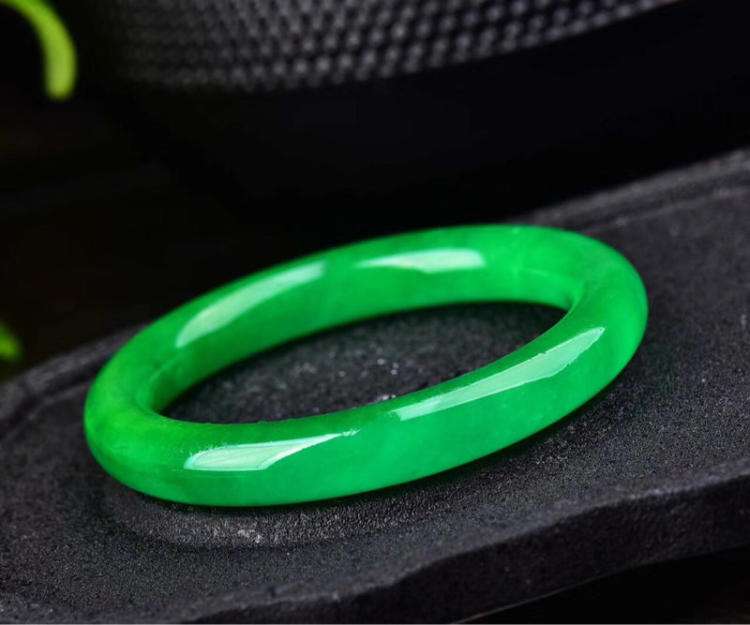 冰种帝王绿翡翠价格行情，一般多少钱 