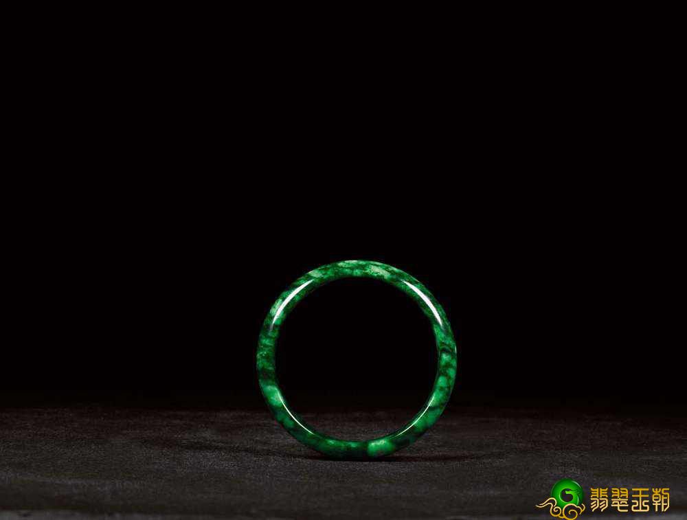 如何确定翡翠手镯价格？为什么它们的价格相差悬殊？   第2张