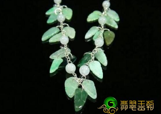 翡翠叶子都有哪些寓意、以及适合佩戴的什么样的人佩戴   第2张