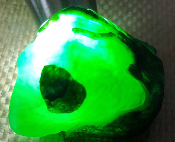 瑞丽翡翠原石在哪里买到？成色好不好？   第1张