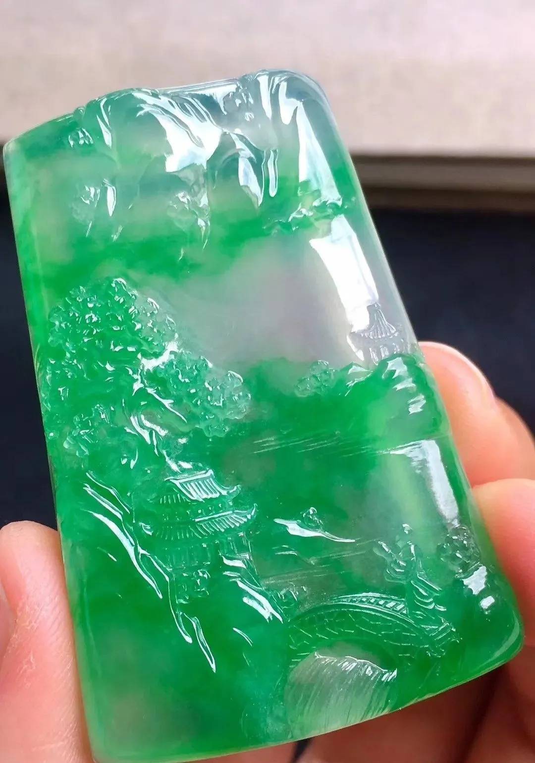 鉴别翡翠有哪几种方式不可取!
第1张