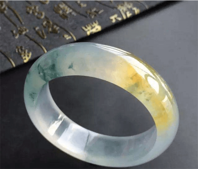 翡翠手镯戴在哪只手？翡翠能养人到底是什么意思？   第3张