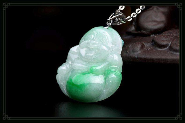 白底青翡翠挂件价格高吗?一文带你认识白底青翡翠! 第1张