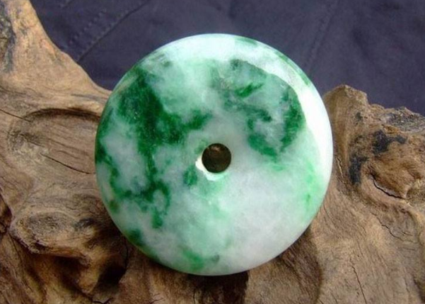 什么玉跟翡翠相似？一起来辨别它们吧   第2张