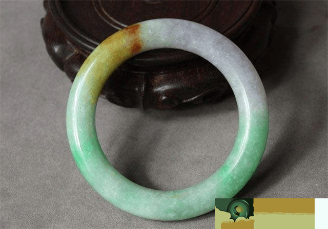 销售市场上那么多三彩翡翠是真是假？三彩翡翠手镯价格为什么那麼高？   第3张