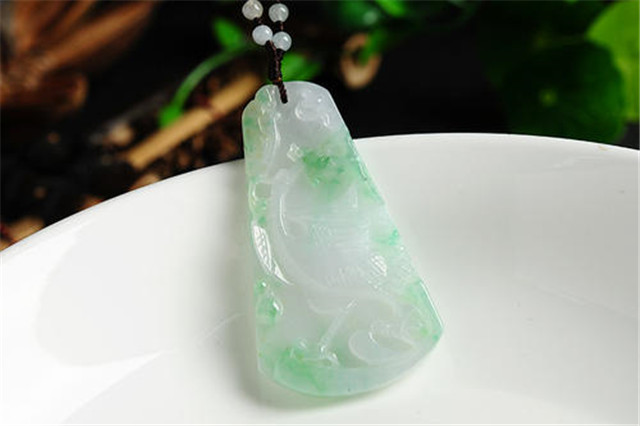 代表长寿的翡翠挂件有哪些？了解到它的寓意就懂了！   第2张