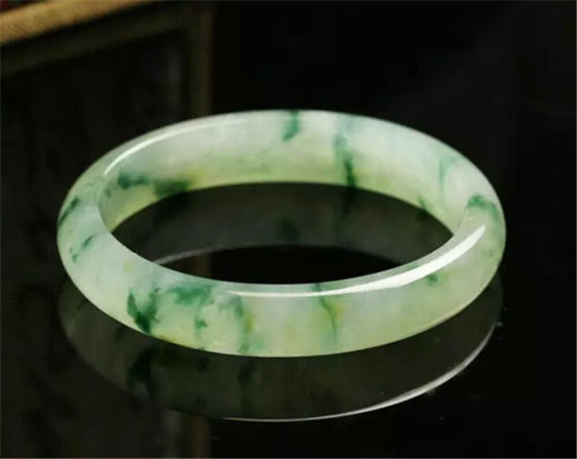 翡翠有绺裂还有价值吗?它能让价值爆跌! 第2张