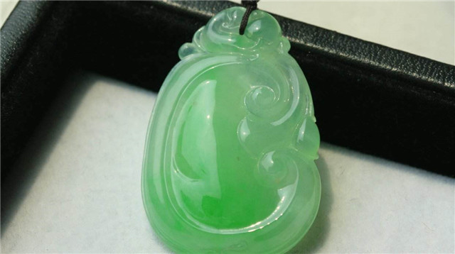 翡翠挂件买什么形状的好？看完再下决定也不迟！   第1张