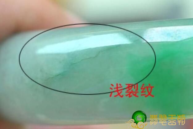 不同的翡翠手镯怎么观察其裂纹，有裂纹怎么办？ 