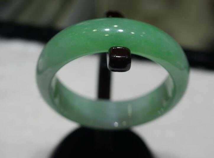 戴翡翠手镯的好处你真的应该知道 趁现在还不晚   第2张