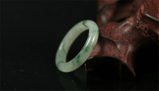 想掌握翡翠扳指的价钱?讨论一下本文就知道！(文图)   第1张