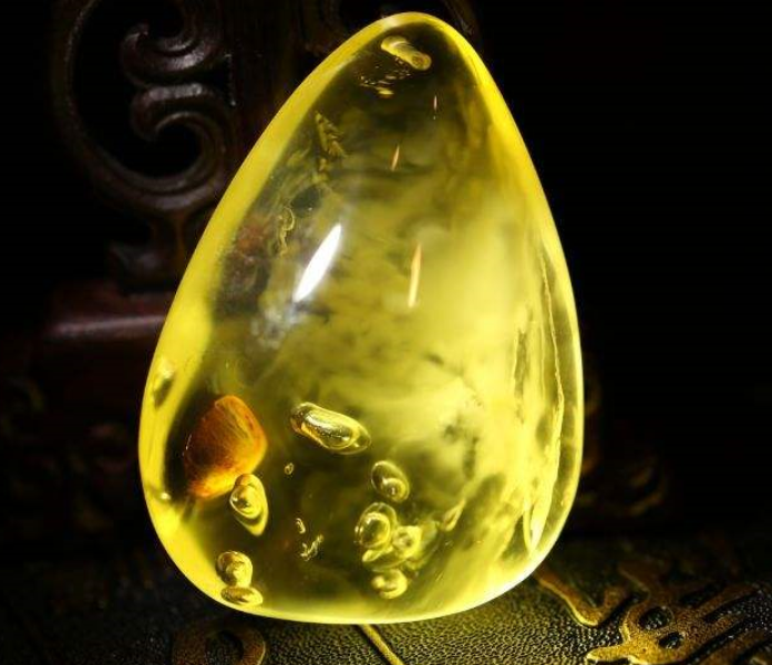 真琥珀中的气泡图片   利用琥珀气泡辨真假   第2张