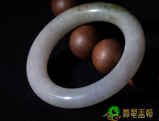 一只纯天然的翡翠手镯价格是多少 当然低不去哪里   第2张