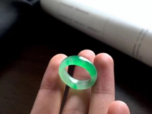 阳翠绿色的翡翠戒指   第4张