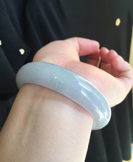佩戴翡翠手镯，紧点好还是松点好？翡翠手镯的购物指南在这里！   第1张