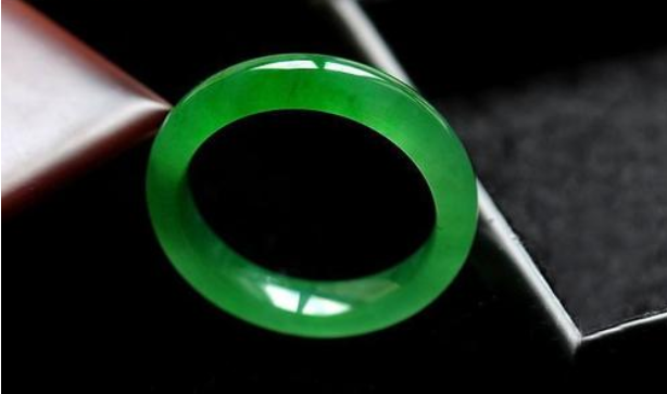 阳绿翡翠价值不菲，选择时不必忘记了这种关键点！   第1张