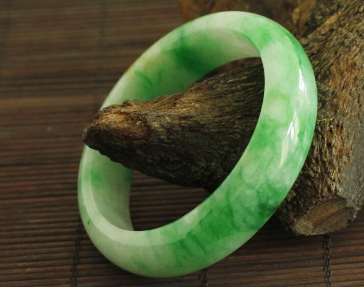 翡翠镯子的报价一般是多少 这篇文章或许能解答你的疑虑 第1张