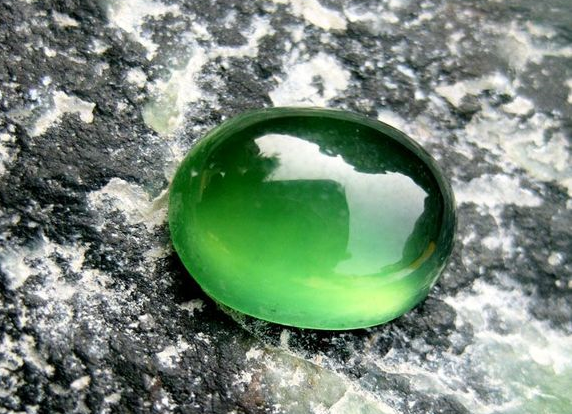 翡翠的“亲戚”又来了！这次要说的泰山玉，神似墨翠！   第1张